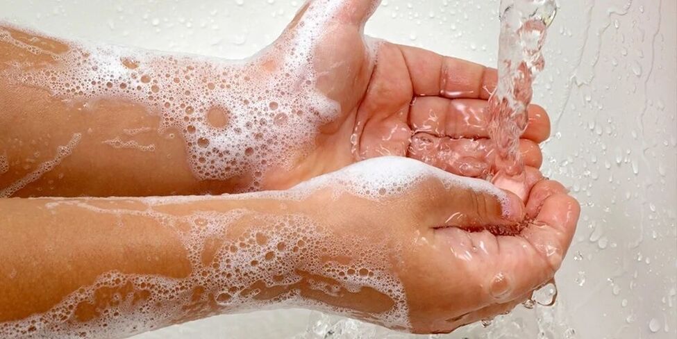Lavarsi le mani per prevenire l'infestazione da parassiti